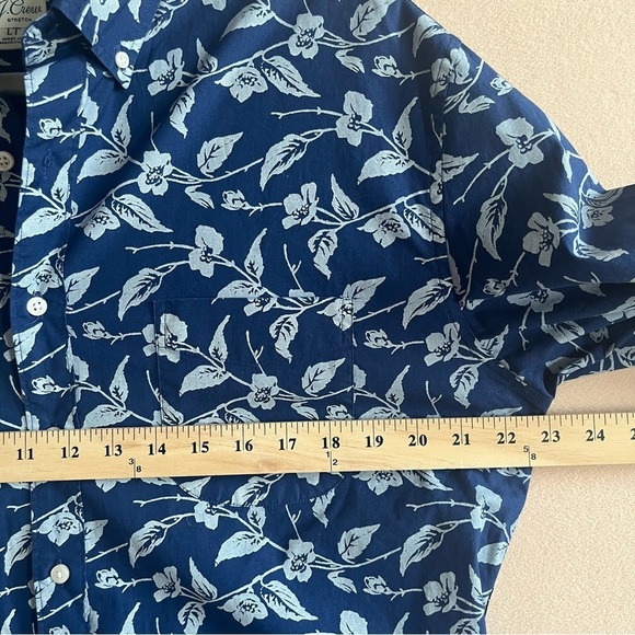 JCrew Secret Wash cotton blue shirt in floral print in LT - Picture 2 of 9